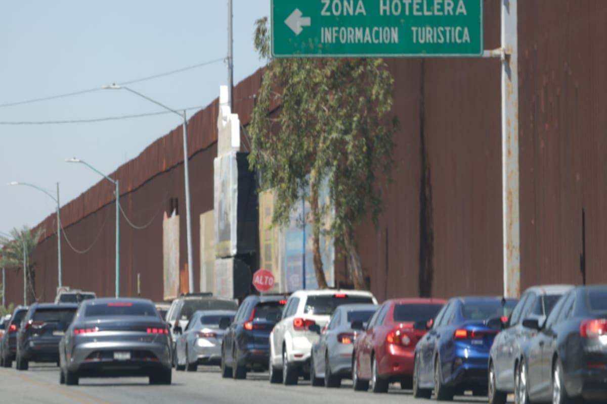 Más de 1 hora con 40 minutos para quienes buscan cruzar a pie a Calexico este lunes