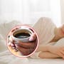 Tomar café antes de dormir una siesta puede mejorar el descanso, explica neurólogo, quien detalla cómo la cafeína actúa tras 20 minutos y potencia el efecto reparador del sueño