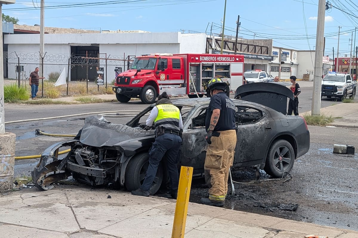 Choque en cruce de Guadalupe Victoria y Veracruz deja un vehículo calcinado y una persona lesionada