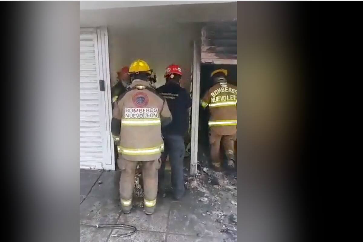 Muere mujer en incendio de locales comerciales en Monterrey