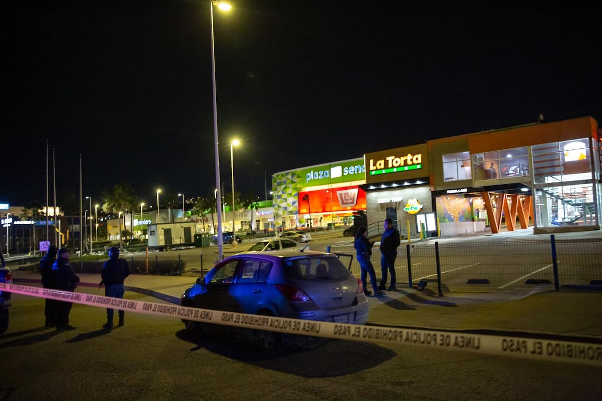 Ejecutan a joven frente a plaza comercial en Tijuana
