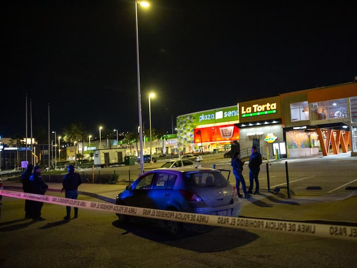 Ejecutan a joven frente a plaza comercial en Tijuana