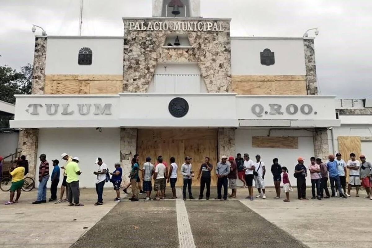 Ciudadanos reciben apoyo alimentario luego de tormenta tropical en Tulum