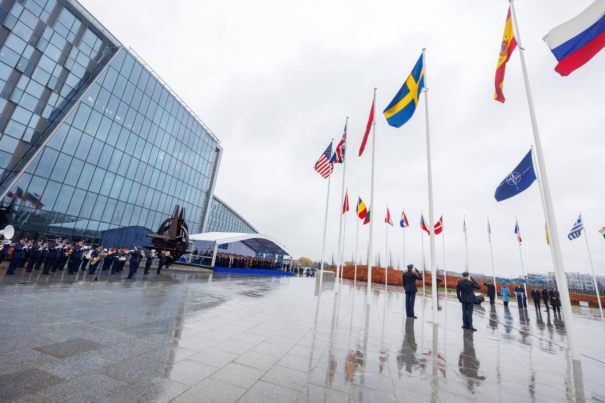 Un momento de la ceremonia de colocación de la bandera de Suecia como nuevo miembro de la OTAN, este lunes en la sede de la alianza, en Bruselas. EFE/OLIVIER MATTHYS
