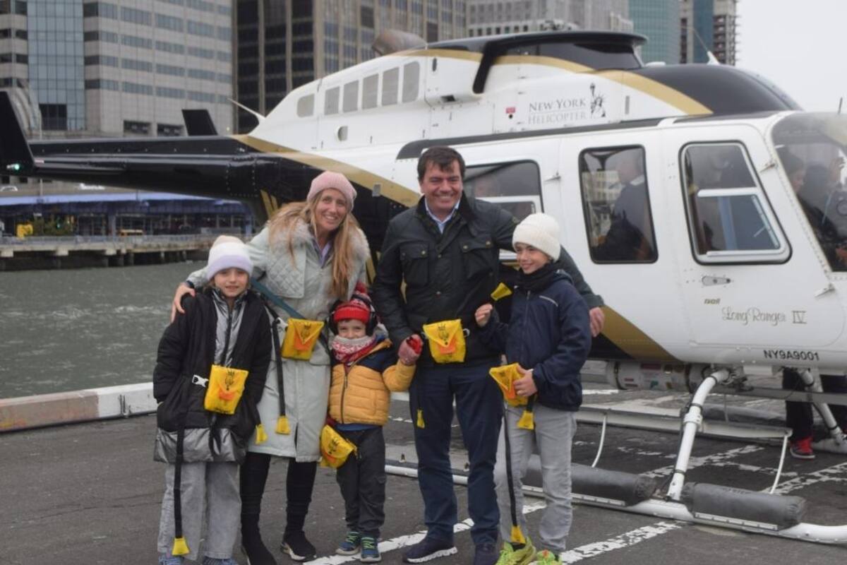 Agustín Escobar, su esposa, Merce Camprubi Montal, y sus tres hijos, de 4, 5 y 11 años, murieron en el trágico accidente de helicóptero. | Crédito: New York Helicopter Tours LLC