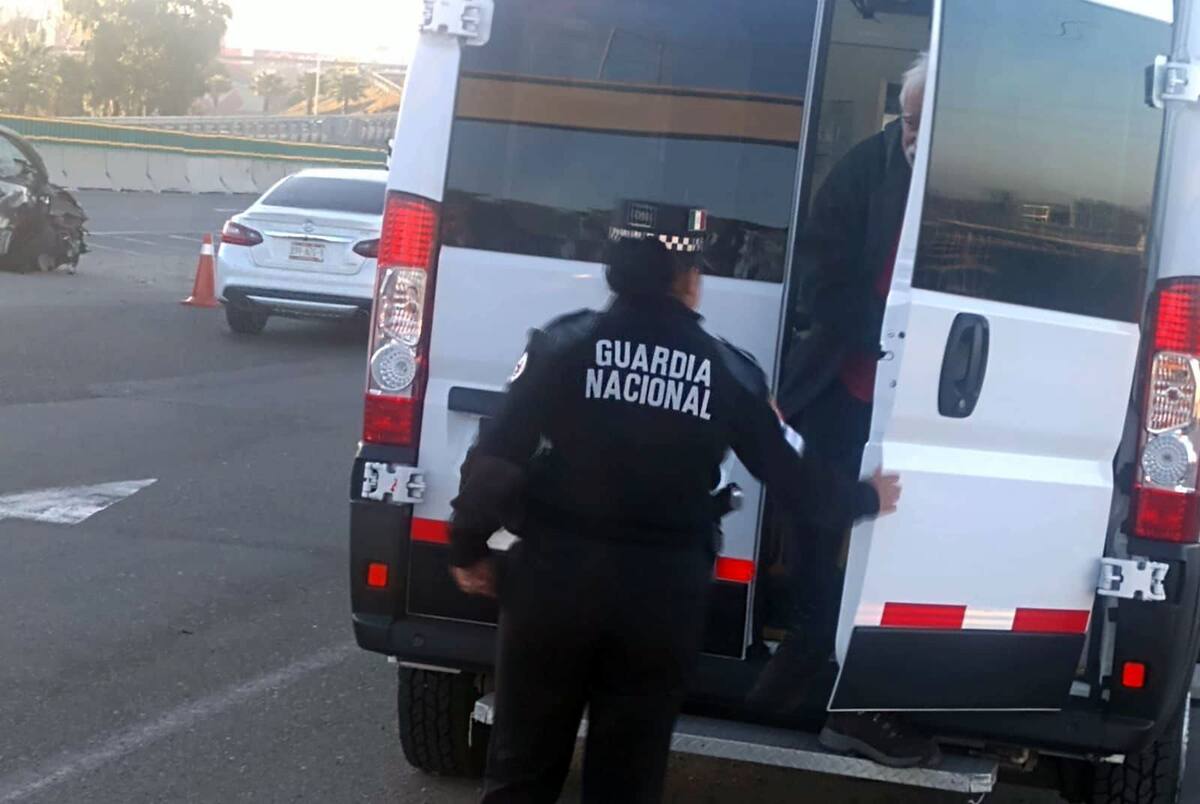 Una ambulancia de Capufe atendió a los tripulantes de la camioneta.