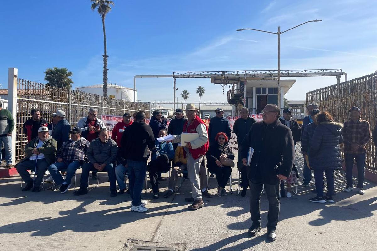 Jubilados de Pemex bloquean de nuevo terminal en Rosarito