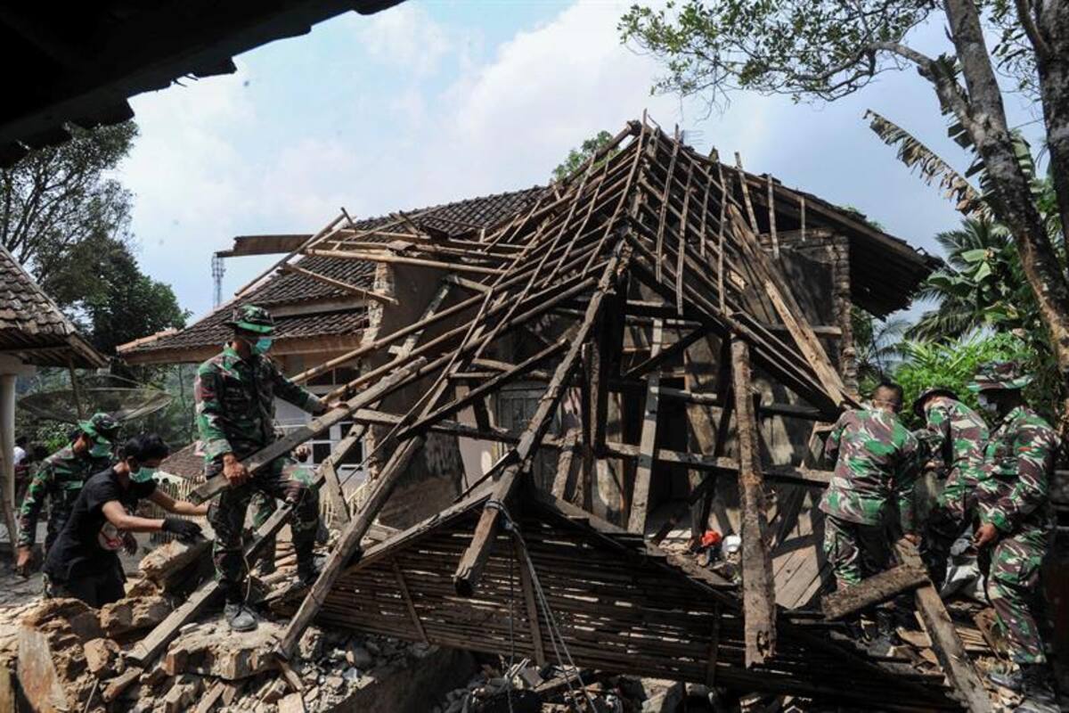 Fuerte sismo en Indonesia deja 4 muertos