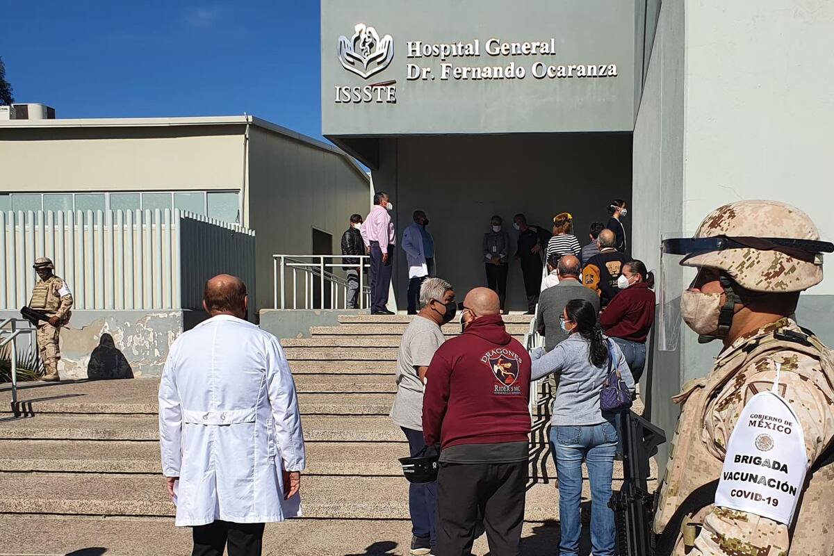 Personal sanitario hace fila en ISSSTE para recibir vacuna anti Covid-19 en Hermosillo