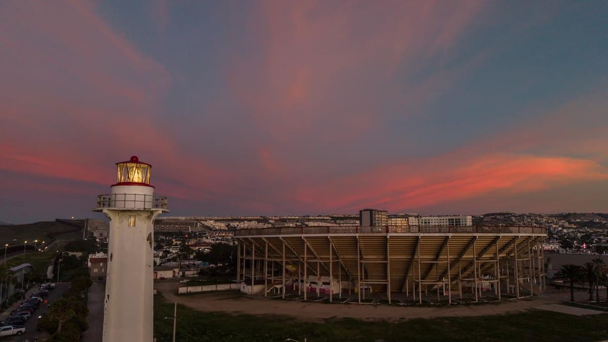 El cielo se encendió en tonos rosados y anaranjados al caer el sol este 24 de febrero en Playas de Tijuana, ofreciendo un espectáculo natural que atrajo miradas hacia el horizonte. Foto: Border Zoom