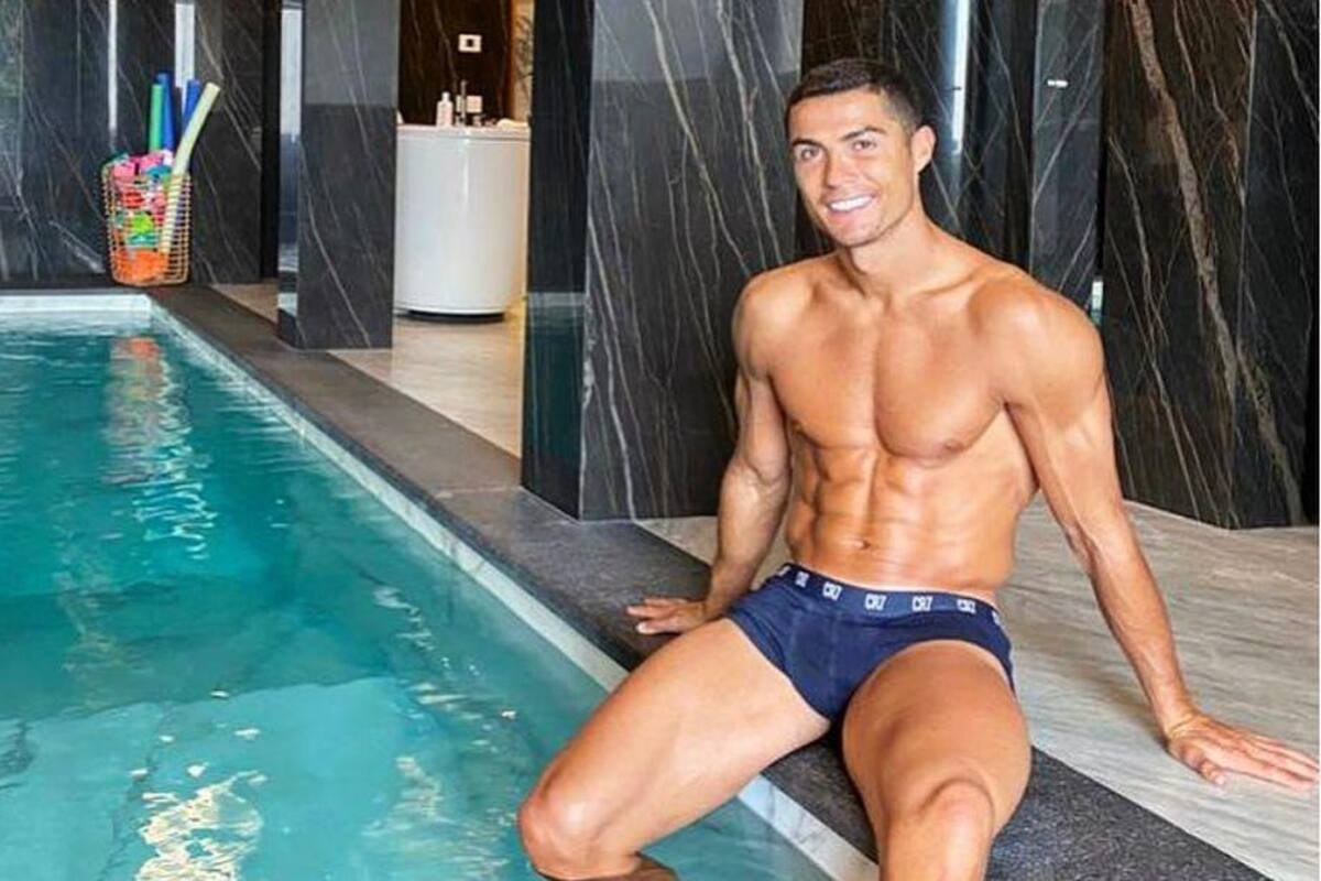 Cristiano Ronaldo posa en una alberca tras dar positivo a Covid-19