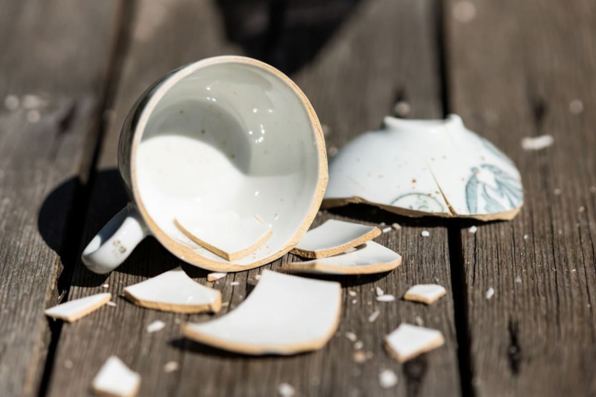 Si una taza de café se rompió, no la deseches todavía; estas 3 alternativas permiten convertirlas en elementos decorativos prácticos y sostenibles