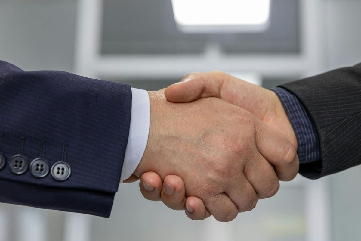 ¿Por qué algunas personas aprietan con fuerza al saludar? Lo que revela este gesto, según la psicología