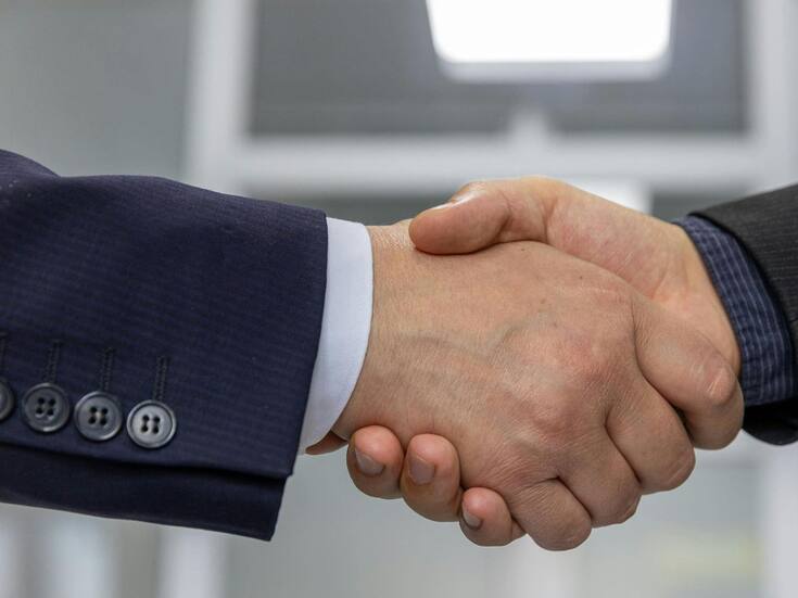 ¿Por qué algunas personas aprietan con fuerza al saludar? Lo que revela este gesto, según la psicología