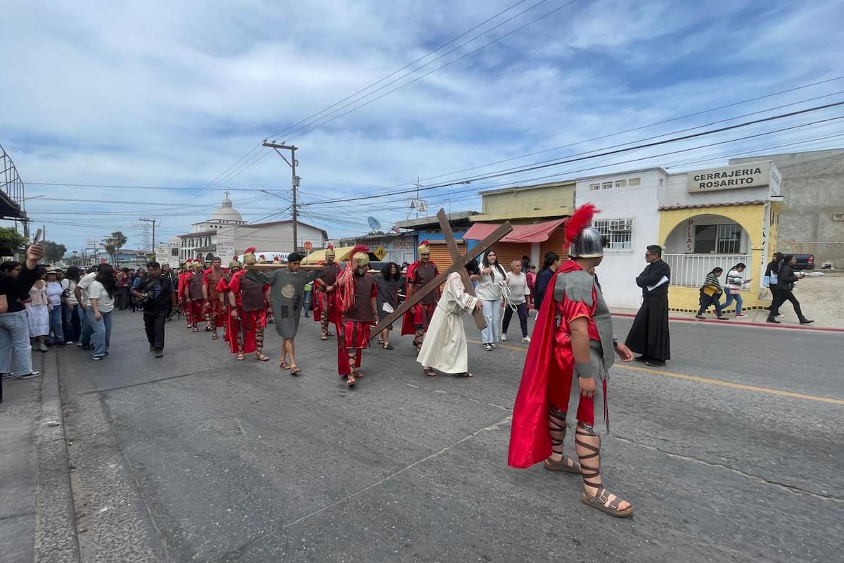 Cientos de fieles participan en el Viacrusis en Rosarito