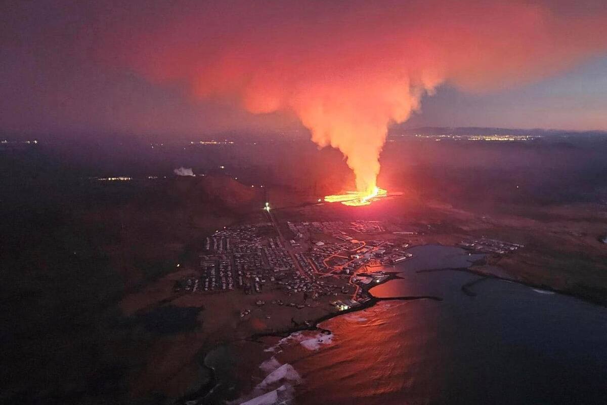 Las impresionantes imágenes de la erupción de un volcán al lado de un pueblo en Islandia