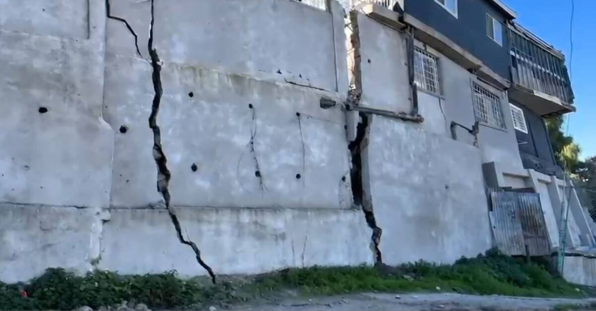 Una familia de la colonia Libertad Parte Alta perdió su vivienda tras un deslizamiento que estuvo relacionado con la construcción del Viaducto Elevado. Foto: Cortesía de la entrevistada