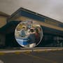 Blockbuster fue fundada en 1985 y se convirtió en un imperio internacional durante la era dorada del VHS y DVD, antes de que internet transformara para siempre nuestra relación con el cine en casa y colapsara inevitablemente frente a Netflix y el streaming