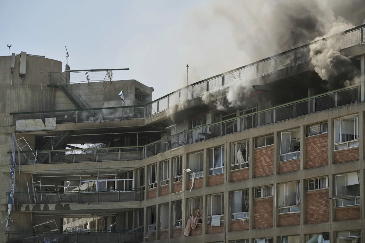 Se eleva humo desde un edificio del complejo hospitalario Soroka tras ser alcanzado por un misil lanzado desde Irán en Beersheba, Israel, el jueves 19 de junio de 2025. | Crédito: AP/Leo Correa