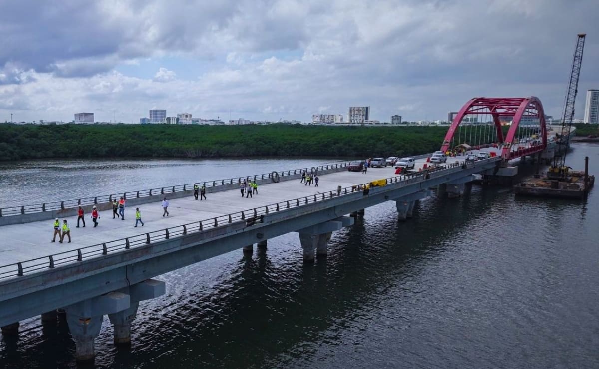 El Puente Nichupté es una vía elevada que cruza el sistema lagunar del mismo nombre en Cancún, Quintana Roo. Su relevancia radica en que será una alternativa al actual acceso hacia la zona hotelera, que hoy depende principalmente del Boulevard Kukulcán.