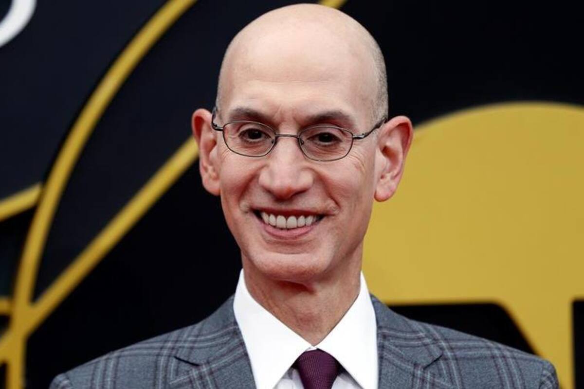 NBA impone de nuevo la norma de estar de pie durante el Himno Nacional