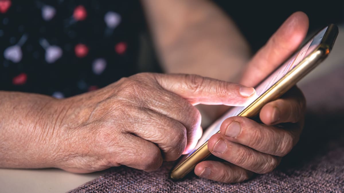 La CRT confirma que las compañías de telefonía están obligadas a apoyar a usuarios vulnerables a registrar su línea con la CURP de forma gratuita antes del bloqueo masivo fijado para el 30 de junio