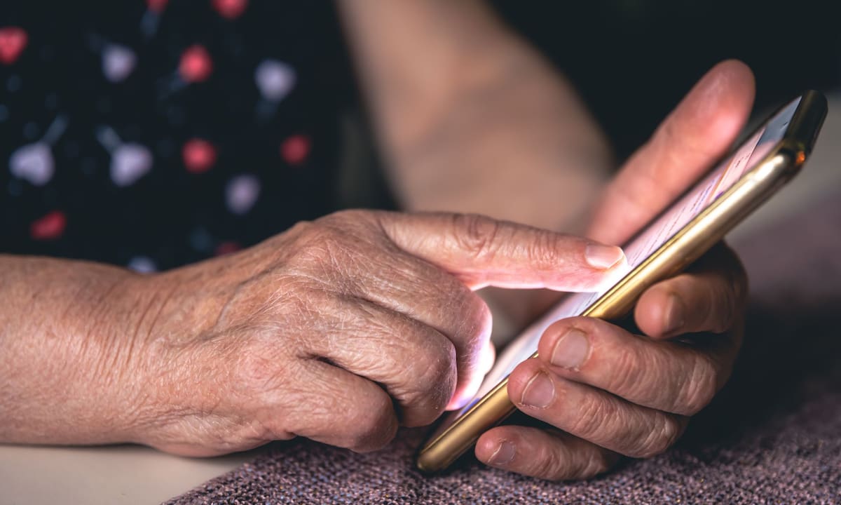 La CRT confirma que las compañías de telefonía están obligadas a apoyar a usuarios vulnerables a registrar su línea con la CURP de forma gratuita antes del bloqueo masivo fijado para el 30 de junio | Magnific
