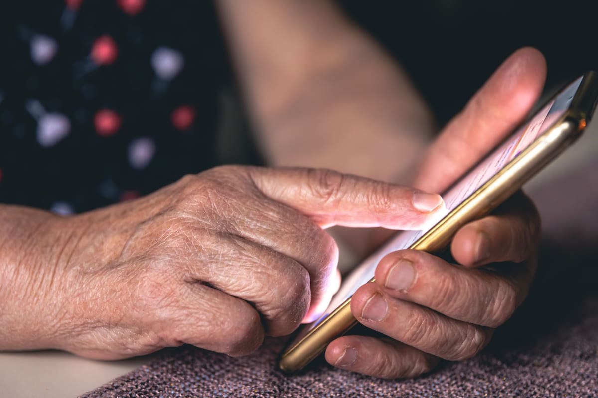 La CRT confirma que las compañías de telefonía están obligadas a apoyar a usuarios vulnerables a registrar su línea con la CURP de forma gratuita antes del bloqueo masivo fijado para el 30 de junio