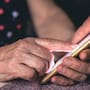La CRT confirma que las compañías de telefonía están obligadas a apoyar a usuarios vulnerables a registrar su línea con la CURP de forma gratuita antes del bloqueo masivo fijado para el 30 de junio
