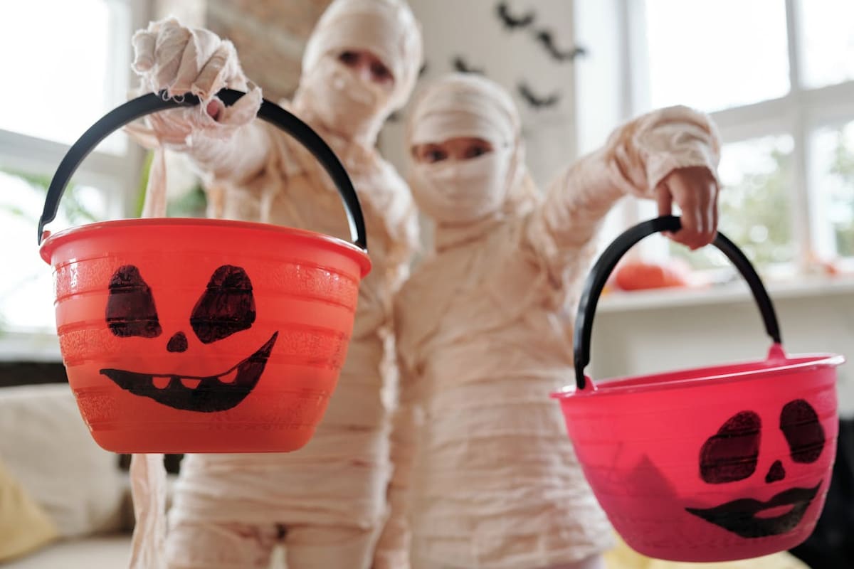 Los niños suelen disfrazarse para pedir dulces a los vecinos durante Halloween, lo que implica un gasto