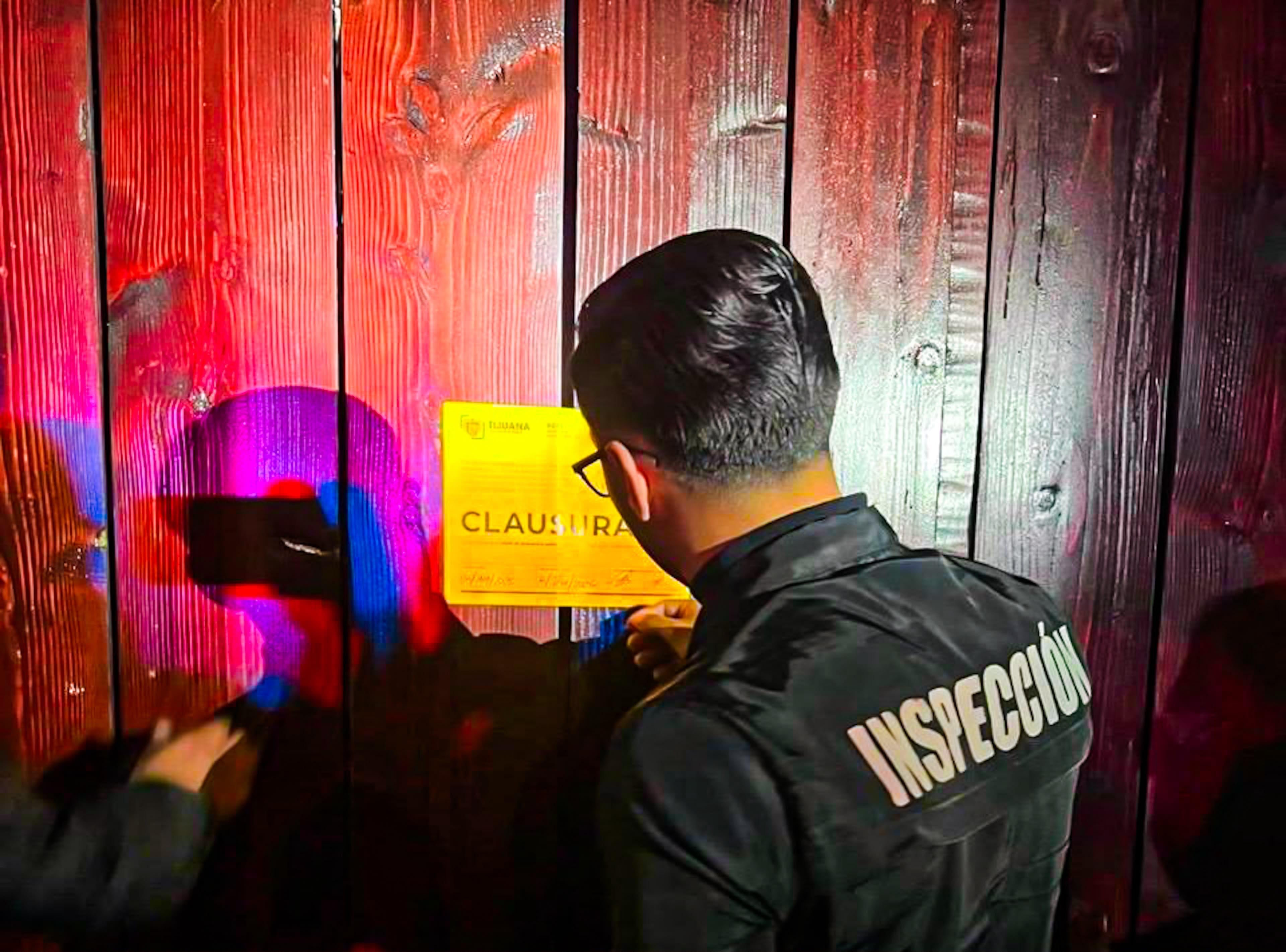 Autoridades municipales suspendieron un evento que operaba sin permisos en la colonia Jardines de Chapultepec, donde detectaron a cerca de 60 menores de edad y diversas irregularidades. Foto: Cortesía.