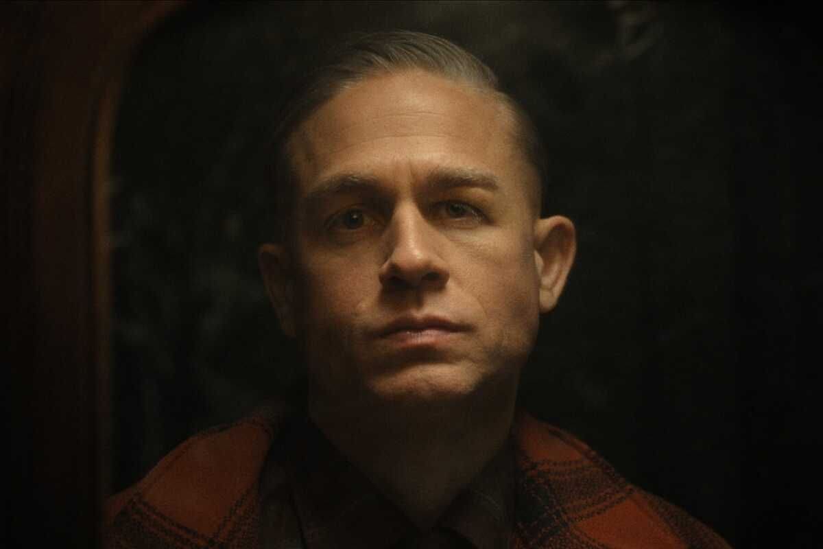 Este fue el ritual que hizo Charlie Hunnam para poder desconectarse del papel de Ed Gein