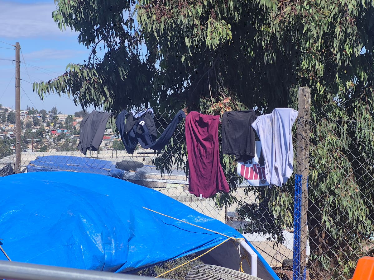 Vecinos de la colonia 3 de Octubre se organizan para llevar alimentos y artículos básicos a familias que perdieron sus viviendas por el deslave y permanecen en un campamento, donde también solicitan una carpa y una estufa para atender sus necesidades. Foto: Michelle Castillo