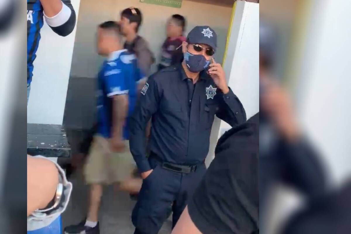 VIDEO: Policía ignora la riña en el Querétaro vs Atlas y se pone a hablar por teléfono