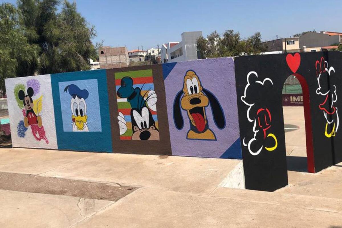 Dan mantenimiento a parque en Rosarito; dibujan murales