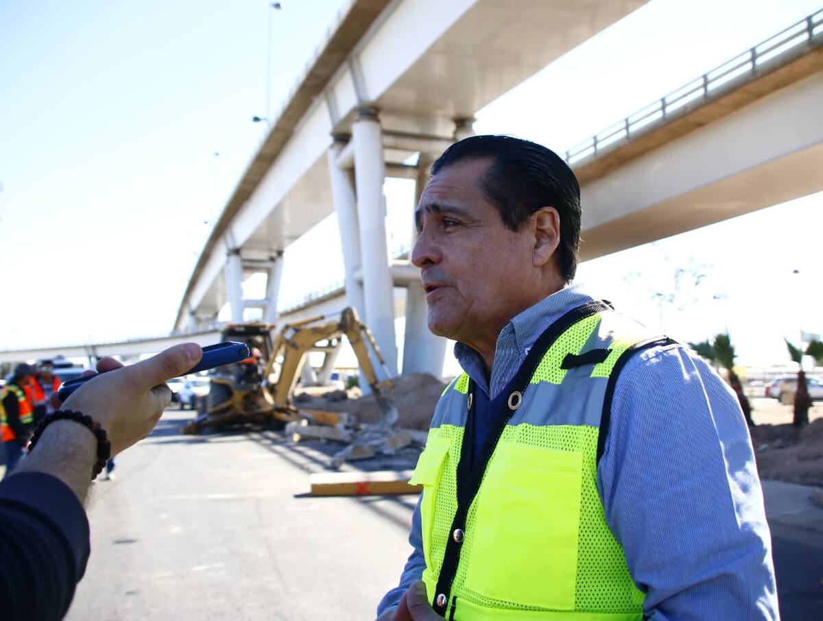 Se estarán demoliendo 62 metros lineales de losa en la parte superior del túnel de la vuelta derecha, utilizando equipo pesado. Foto: Saúl Martínez