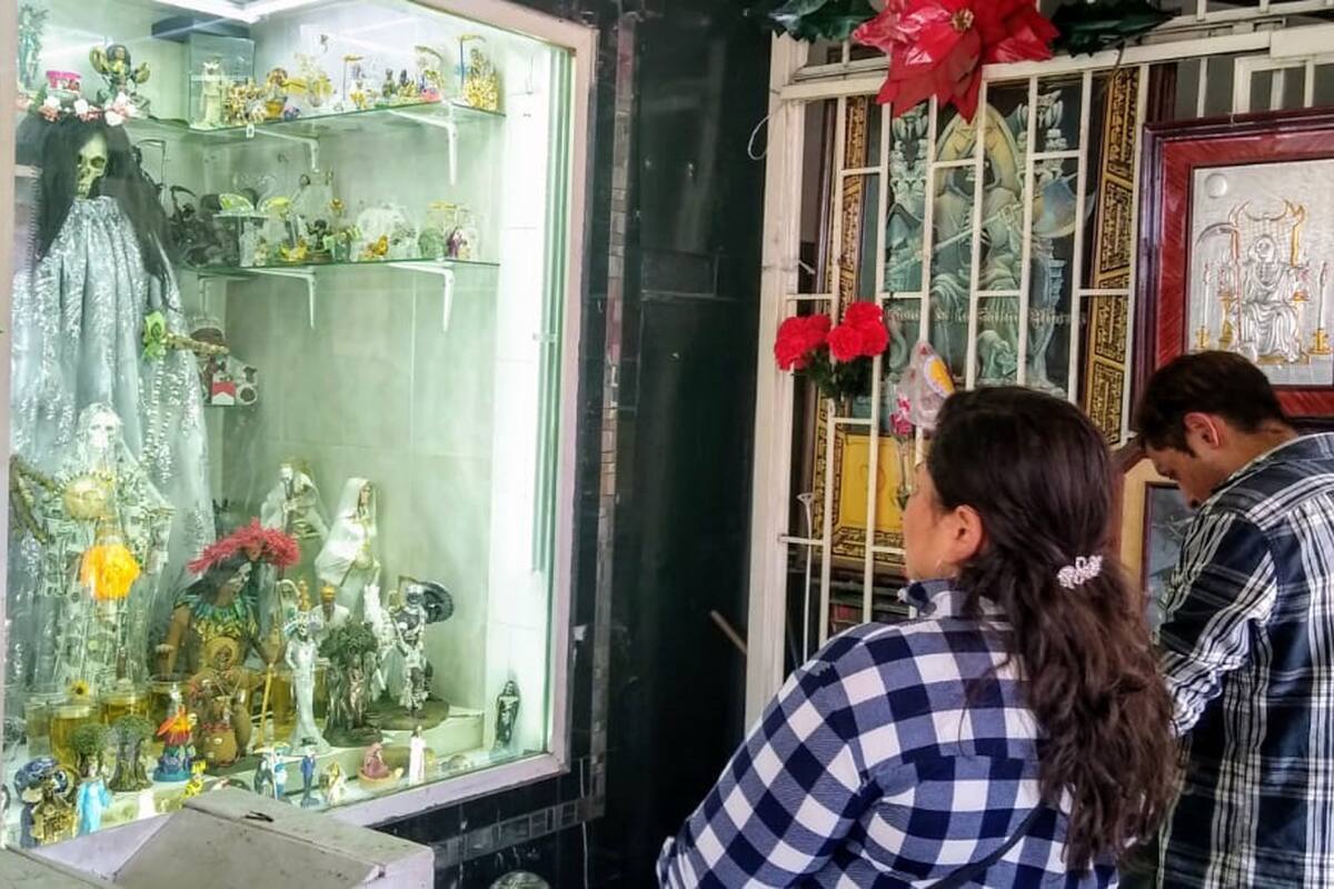 EUM20200330SAL55.JPG
CIUDAD DE MÉXICO Health/Salud-Coronavirus.- Sobre la crisis por el Covid-19, algunos creyentes que asisten al altar a la Santa Muerte, ubicado en la calle Alfarería, en Tepito, afirman que "hay que temer más a los vivos que al virus". Foto: Agencia EL UNIVERSAL/Juan Arvizu/EVZ