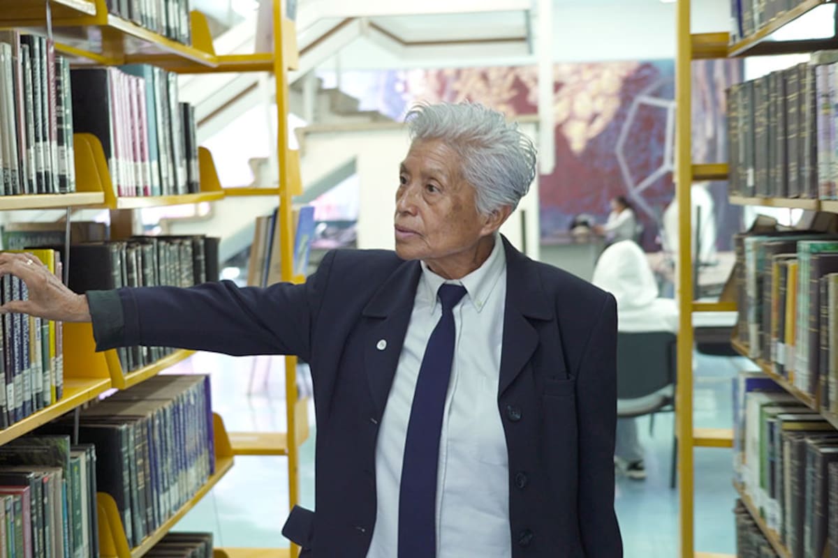 Elvia Martínez obtiene su título de Psicología en la UNAM a los 71 años, cuatro décadas después de aplazar la universidad para ayudar a sus padres y ocho hermanos