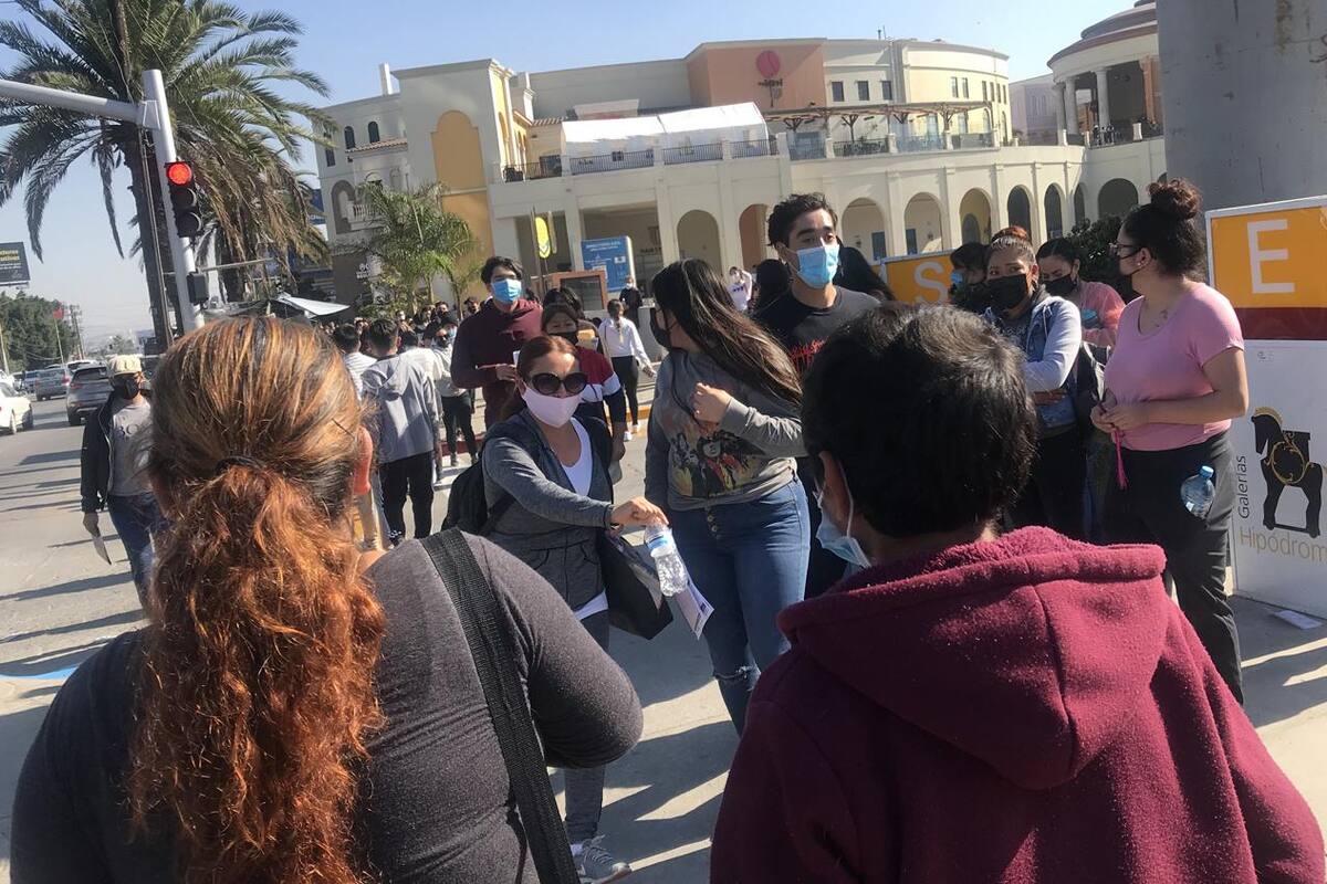 Hacen fila desde la tarde del martes para vacunarse contra Covid-19 en Tijuana