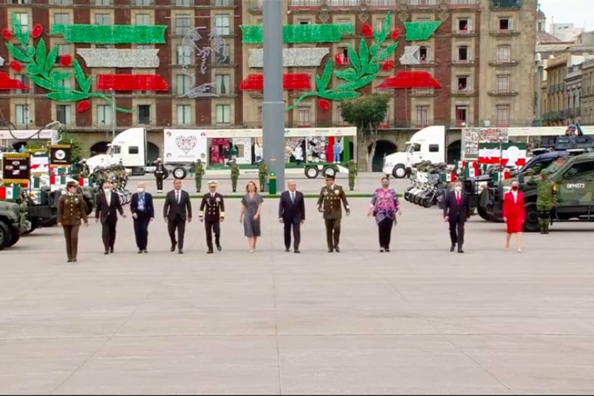 Imágenes del desfile de Independencia desde el Zócalo de la CDMX