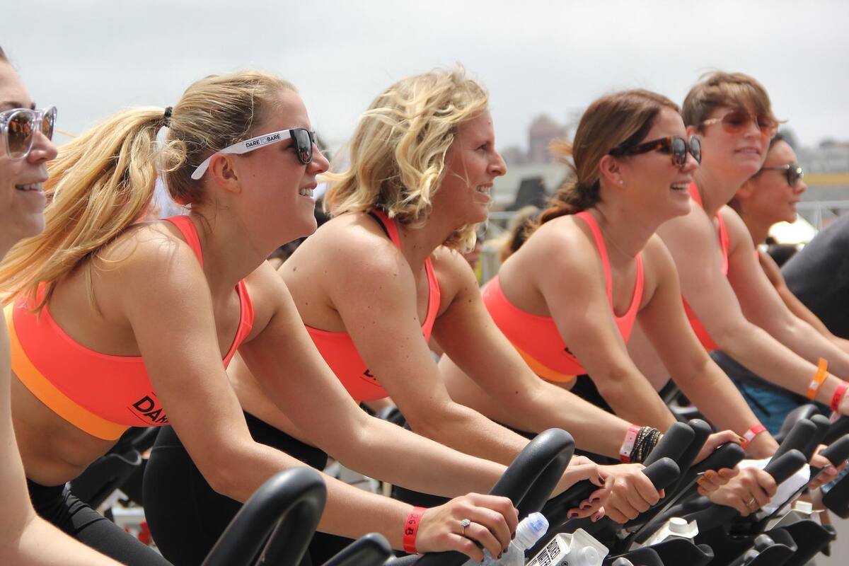 Mujer casi pierde una pierna luego de su primera clase de Spinning