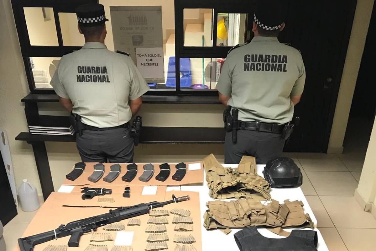 Aseguran vehículo con reporte de robo y armas de fuego en carretera Empalme-Ciudad Obregón