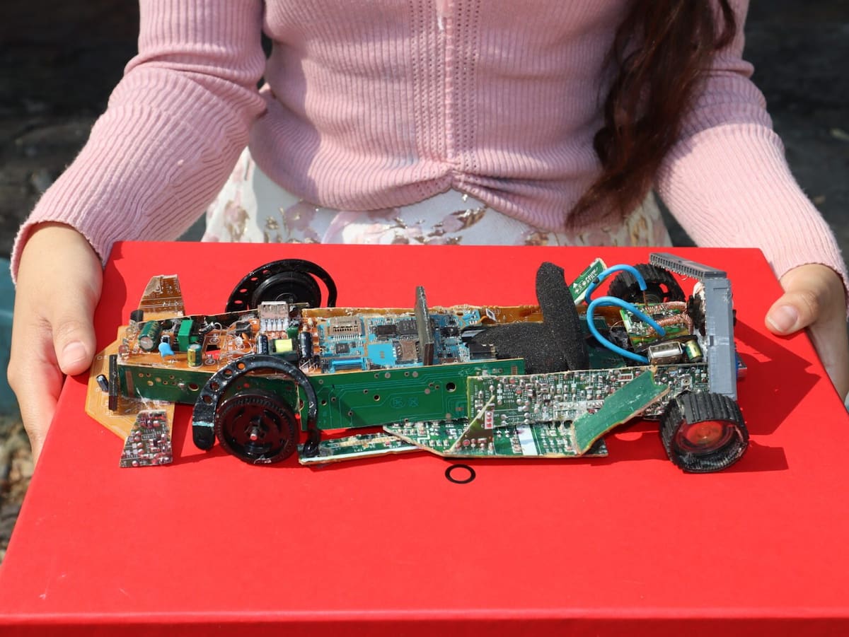 La joven mexicana ganadora del concurso mundial de Fórmula E muestra su prototipo de monoplaza, hecho con material de residuos electrónicos. | Especial