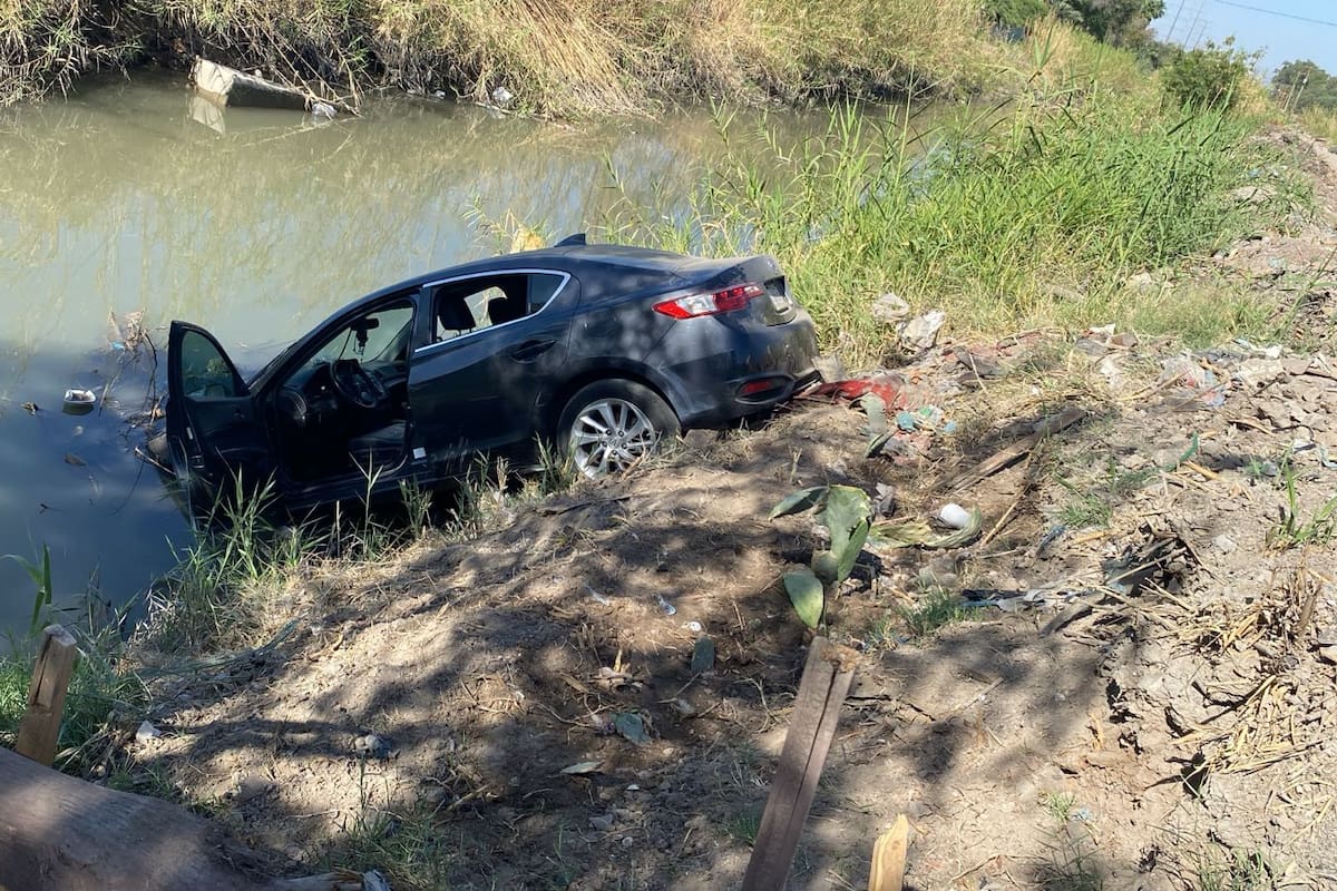 Mujer cae a canal con su auto y es trasladada de urgencia a un hospital