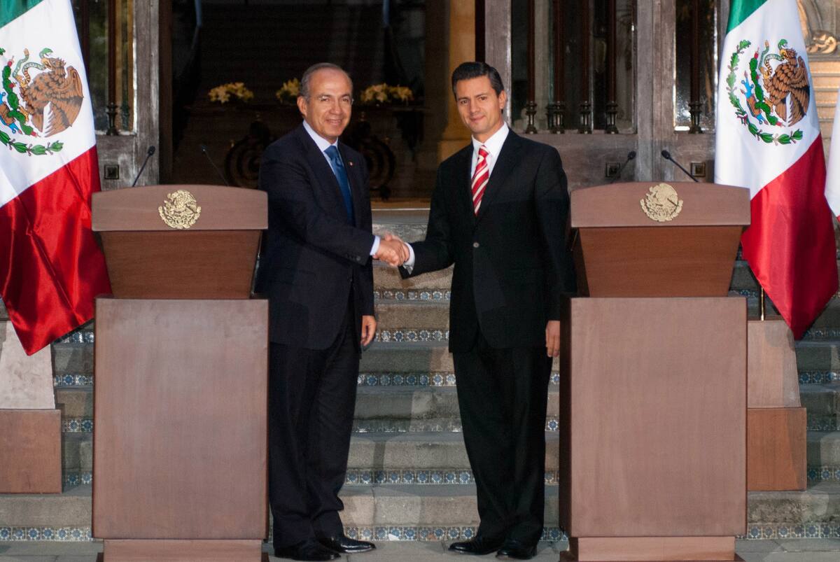 Fotografía de archivo del expresidente, Felipe Calderón con con el expresidente, Enrique Peña Nieto.