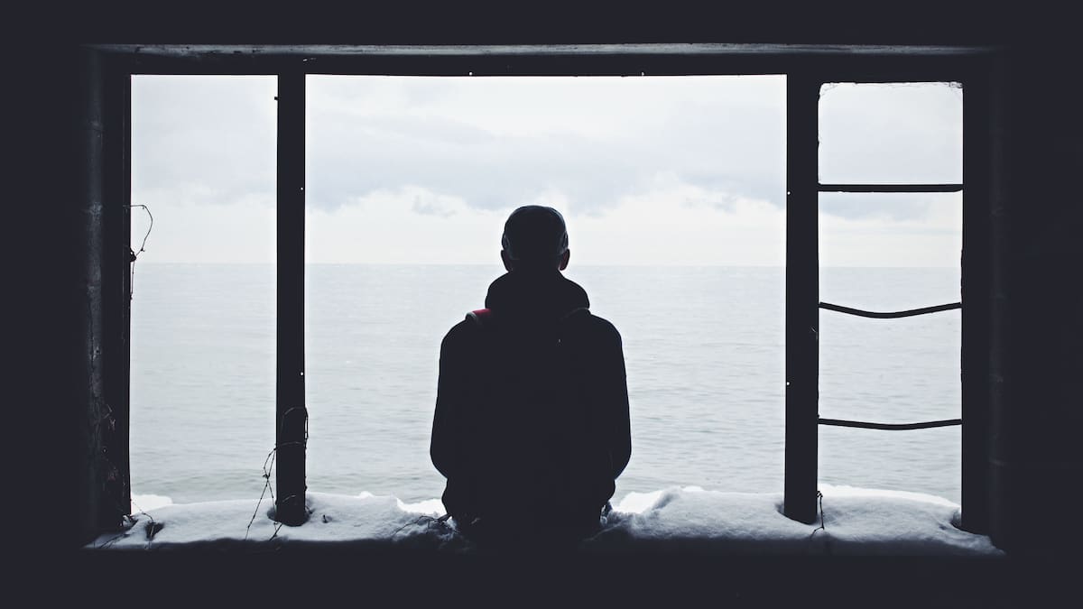Sentirse incomprendido, más que estar físicamente solo, es una de las experiencias de aislamiento más frecuentes en la vida contemporánea. Foto: Canva