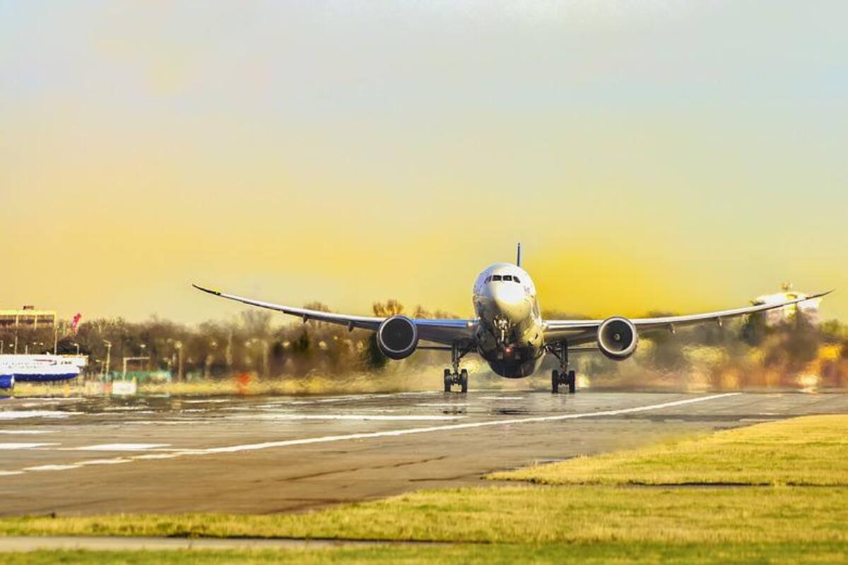 Viral: Abre salida de emergencia de avión