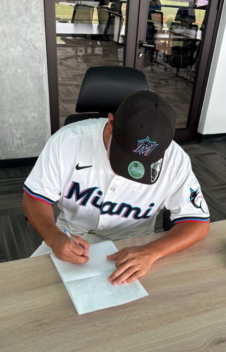 Paul Mendoza firma contrato de liga menor con Marlins de Miami. (Foto: Cortesía Toros de Tijuana)