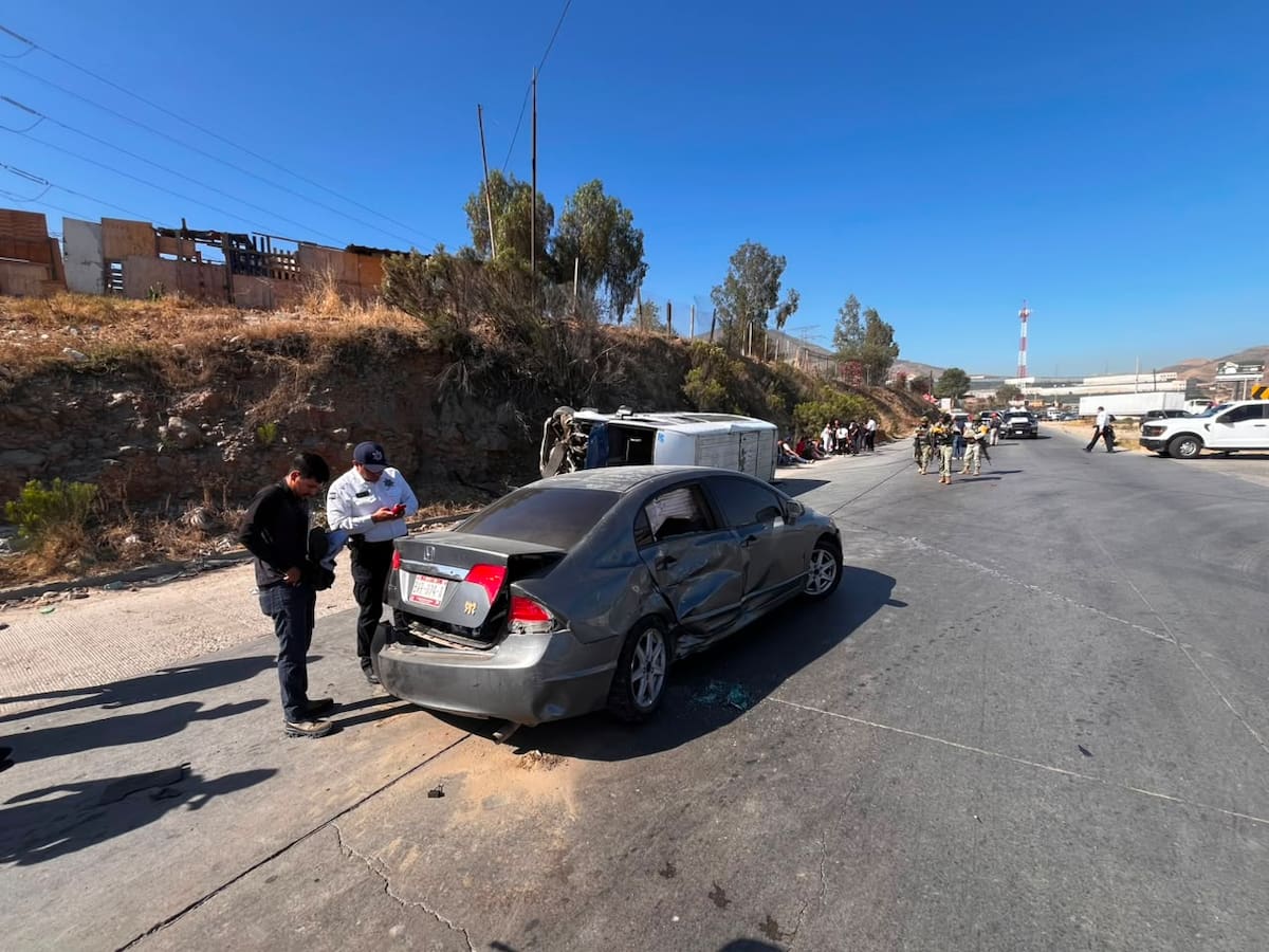 En el percance estuvieron involucrados un tráiler, una unidad de transporte público y un vehículo particular; el incidente provocó fuerte congestionamiento vial. Foto: Border Zoom