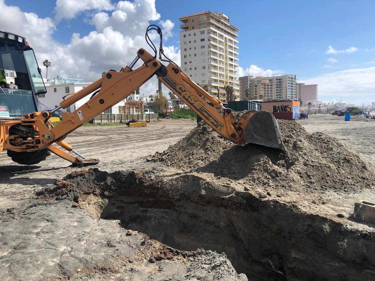 El crecimiento urbano y la falta de nuevas obras viales han provocado congestionamientos diarios en Rosarito, mientras proyectos de infraestructura que podrían mejorar la movilidad permanecen detenidos. Foto: Carmen Gutierrez